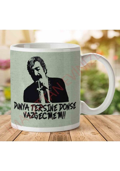 Müslüm Gürses Dünya Tersine Dönse Vazgeçmem İki Tarafı Baskılı Kupa Bardak.jpg