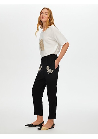 Faik Sönmez Kordone Nakış Garnili File Detaylı Comfort Fit Pantolon S25pnt030 Us25pnt03010 Siyah Faik Sönmez Kordone Nakış Garnili File Detaylı Comfort Fit Pantolon S25pnt030 Us25pnt03010 Siyah