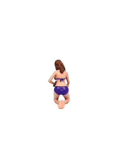 American Diorama Ad76365 1/24 Ölçek, Araba Yıkayan Bikinili Kız Alisa Sergilemeye Hazır Plastik Figürü