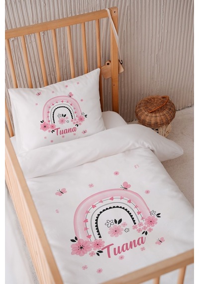 %100 Pamuk Saten Isme Özel Isimli 100x150 Bebek Yatak Nevresim Seti Çiçekli Pembe Gökkuşağı