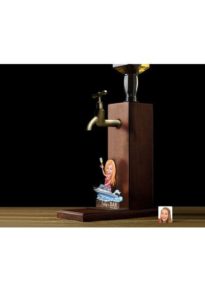 Bk Gift Kişiye Özel Tatilci Kadın Karikatürlü Musluklu Ahşap Viski Standı-3, Viski Çeşmesi, Doğum Günü Hediyesi, İçecek Dispenseri