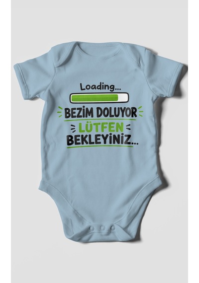 Morivokids Bezim Doluyor Lütfen Bekleyiniz Kısa Kollu Bebek Body %100 Pamuk Bebe Mavisi