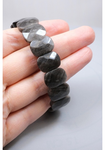 Gece Gökyüzünün Gümüş Şifası: Parlak Oval Faset Kesim Silver Obsidyen Bileklik Çok Renkli