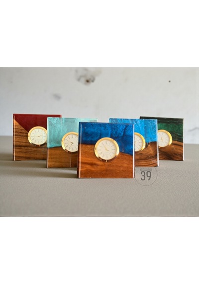 Classic Ceviz & Epoksi Masa Saati Altın Kaplama Quartz Mekanizma El Yapımı Tasarım 15x15 Cm / 20x20 Cm Çok Renkli