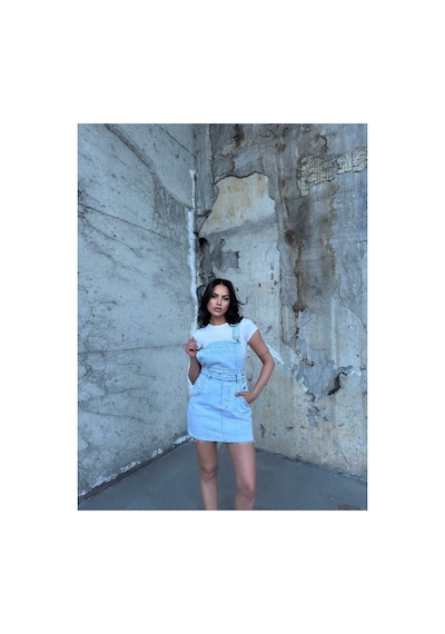 Kene Jeans Askılı Taş Etek Ucu Kesik Arka Yırtmaç Detaylı Mini Kot Elbise Taş