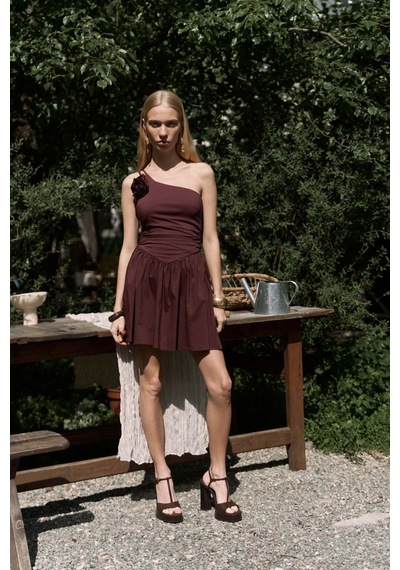 Mai Collection Mai Studios Co. Lissa Tek Omuz Gül Detay Bordo Mini Elbise Bordo