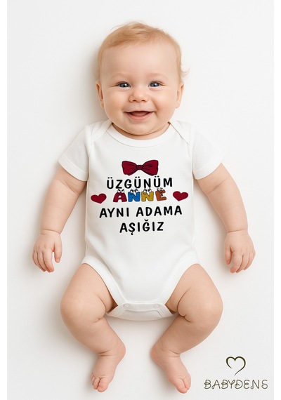 Babyden's Üzgünüm Anne Aynı Adama Aşığız Yazılı Çıtçıtlı Bebek Body Tulum %100 Pamuk Kısa Kollu Zıbın Beyaz