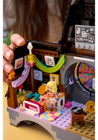 LEGO® Wednesday: Wednesday ve Enid’in Yurt Odası 76781 -10 Yaş ve Üzeri 4 Mini Bebek Figürü İçeren Yaratıcı Oyuncak Yapım Seti (750 Parça)