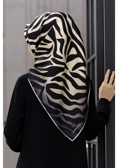 Vissona %100 Twill İpek Zebra Desenli Krem - Siyah Renkli 90x90 Eşarp Dikim Şekli : El Dikişi Çok Renkli