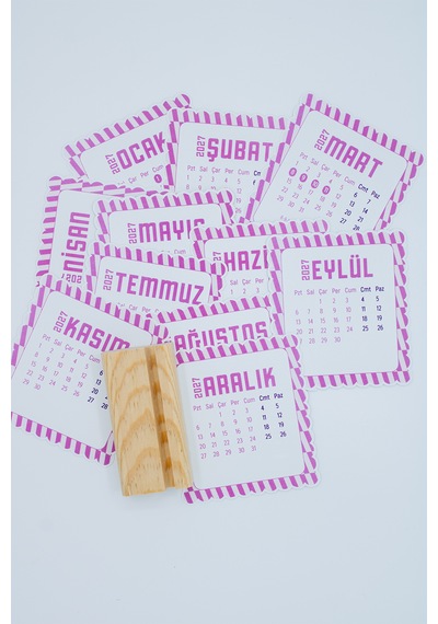 Ahşap Standlı Dalgalı Kesim Pembe Dama Tasarımlı 2027 Masaüstü Takvimi 8,5x9,5 Cm - Estetik Yeni Yıl Hediyesi Çok Renkli