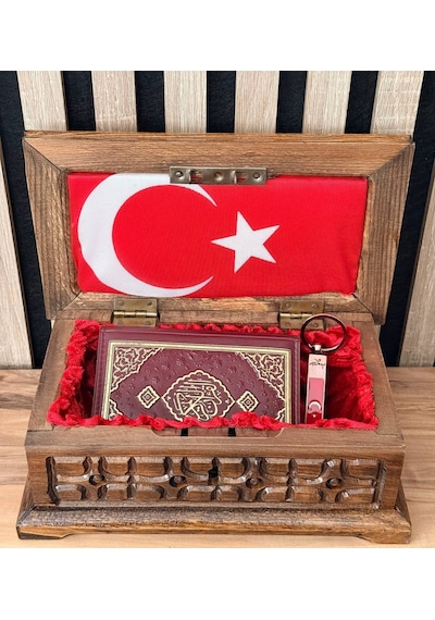 Ceviz El İşlemeli Kur An-ı Kerim Sandığı Türk Bayraklı Kur An-ı Kerim Ve Metal Anahtarlık