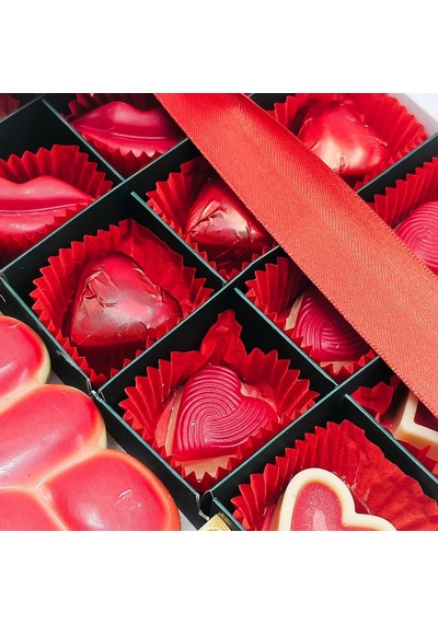 Nin Chocolate Sevgililer Günü Love Figür Çikolatalı Delux Spesiyal 16'lı + Love Figür Çikolata