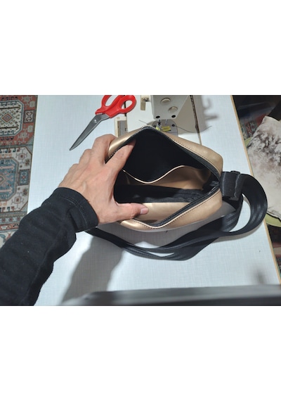 Emre Çanta Dikim Evi Unisex Mini Postacı Çantası Çapraz Omuz Ve Göğüs Çantası Suni Deri Günlük Askılı Çanta 24x16 Cm Bakır Emre Çanta Dikim Evi Unisex Mini Postacı Çantası Çapraz Omuz Ve Göğüs Çantası Suni Deri Günlük Askılı Çanta 24x16 Cm Bakır
