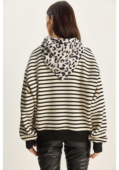 Shade Kadın Fular Detaylı Leopar Nakışlı Çizgili Üç İplik Şardonlu Oversize Sweatshirt 6973 60283818 - Ekru-siyah Çok Renkli Shade Kadın Fular Detaylı Leopar Nakışlı Çizgili Üç İplik Şardonlu Oversize Sweatshirt 6973 60283818 - Ekru-siyah Çok Renkli