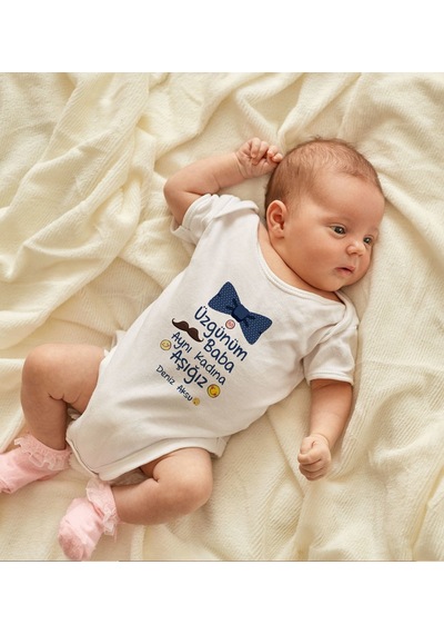 Bk Gift Bk Kids İsimli Aynı Kadına Aşığız Tasarımlı Bebek Body Zıbın - Model 1 Sarı