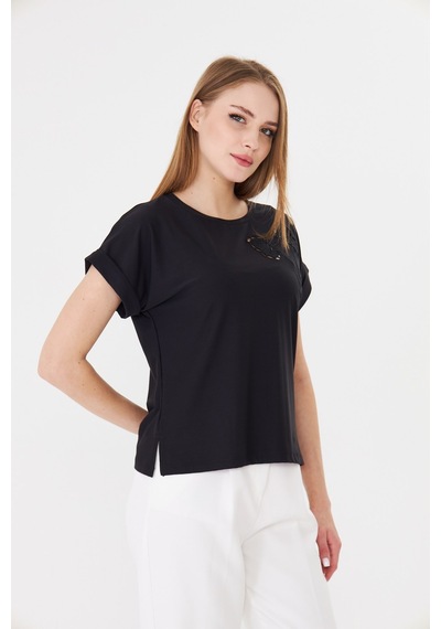 Sortie Collection Göğsü Fiyonk Nakışlı Yırtmaçlı Modal Basic Tişört Siyah