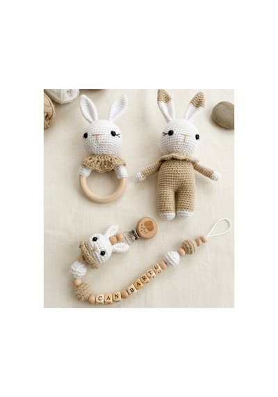Yenidoğan Organik Amigurumi Tavşan - Kişiye Özel İsimli Emzik Zinciri, Çıngırak ve Diş Kaşıyıcı 3'lü Bebek Hediye Seti