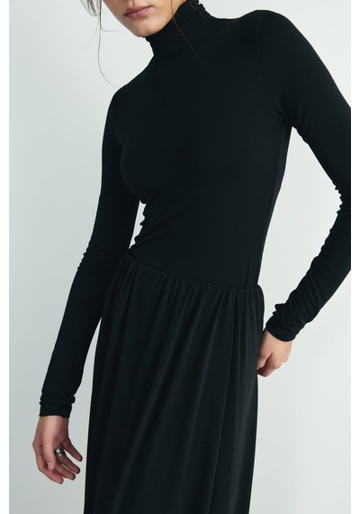 Suud Collection Siyah Boğazlı Body
