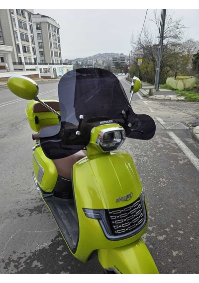 Motocam Küba Bayberry Ön Cam 2024-2026 Model 37cm Siyah Renkli 4mm Elcikli Aparatsız