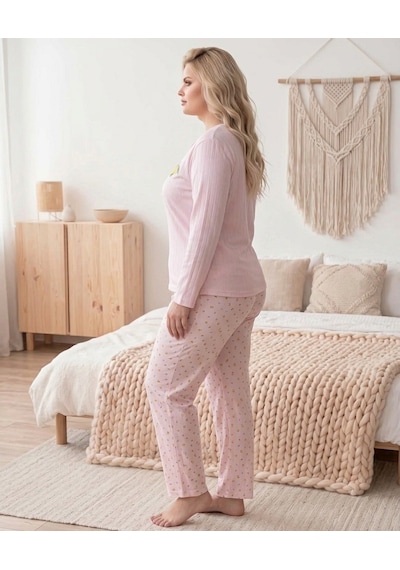 Eyfuze Kadın Kışlık Büyük Beden Curve Nakışlı Desenli Yakası Düğmeli Uzun Kollu Pijama Takımı Toz Pembe Eyfuze Kadın Kışlık Büyük Beden Curve Nakışlı Desenli Yakası Düğmeli Uzun Kollu Pijama Takımı Toz Pembe