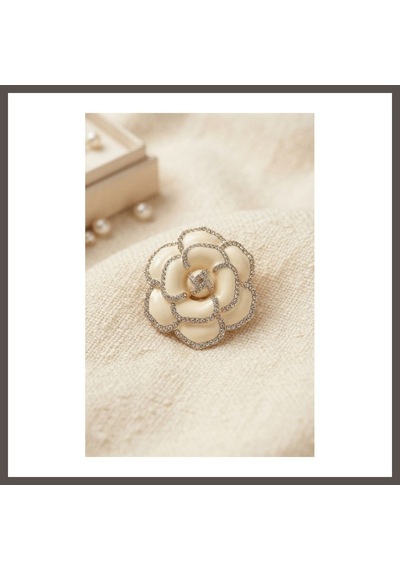 Bezos Gümüş Krem Renk Gül Model Broş Nxrlvng