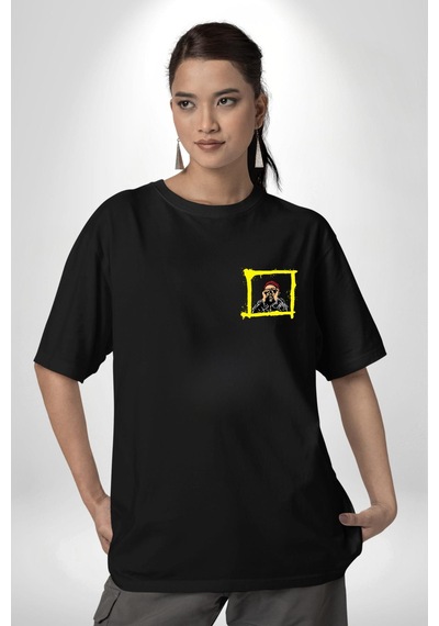 Fantastik Sanatsal Yeni Nesil Kırmızı Bere El İle Dürbün Siyah Oversize Unisex Ön Sol Yan Minimal Baskılı Tişört Koyu Siyah