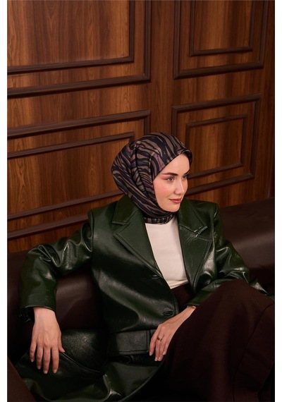 Silk Home Twill İpek Eşarp Petrol Yeşili Erguvan Geometrik Desenli Tok Duruşlu 90x90 Çok Renkli
