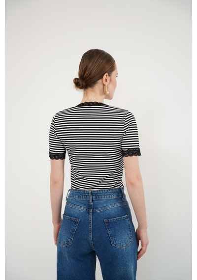 Verymoda D 3006 Yaka Ve Kol Ucu Güpür V Yaka T Shırt - D3006 Siyah