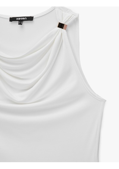 Koton Slim Fit Metal Aksesuarlı Drapeli Viskon Degaje Yaka Kolsuz Bluz Beyaz 7wak10149ek