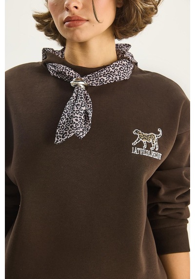 Shade Kadın Fular Detaylı Leopar Nakışlı Üç İplik Şardonlu Oversize Sweatshirt 6917 60283616 - Acı Kahve Çok Renkli