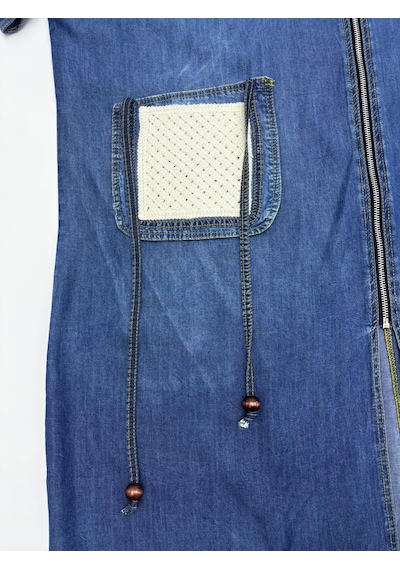 Büyük Beden Kapüşonlu Fermuarlı Denim Görünümlü Çiçek Aplikeli Cepli Uzun Rahat Kesim Kadın Elbise Mavi Büyük Beden Kapüşonlu Fermuarlı Denim Görünümlü Çiçek Aplikeli Cepli Uzun Rahat Kesim Kadın Elbise Mavi
