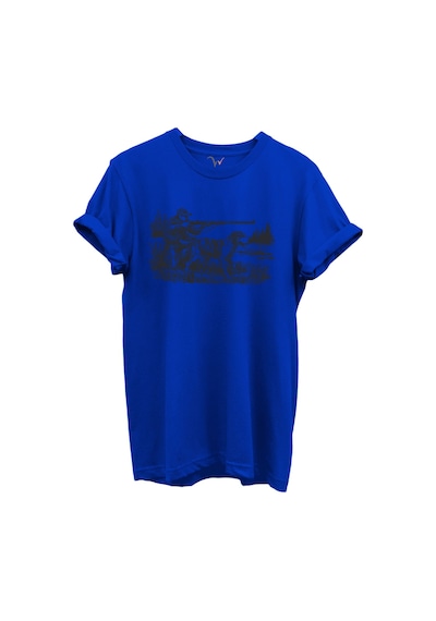 Avcı Ve Av Köpeği Av Sahnesi Çizim Baskılı %100 Pamuk Regular Fit Bisiklet Yaka Unisex T-shirt Saks Mavi Avcı Ve Av Köpeği Av Sahnesi Çizim Baskılı %100 Pamuk Regular Fit Bisiklet Yaka Unisex T-shirt Saks Mavi