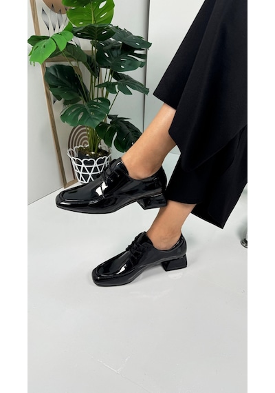 Günlük Kadın Loafer Topuklu Toka Ve Dikiş Detaylı Bağcıklı Küt Burunlu Ayakkabı 1500 SIYAH RUGAN Günlük Kadın Loafer Topuklu Toka Ve Dikiş Detaylı Bağcıklı Küt Burunlu Ayakkabı 1500 SIYAH RUGAN