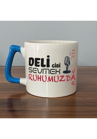 Deli Gibi Sevmek Ruhumuzda Var Baskılı Mavi Kulplu D Kupa