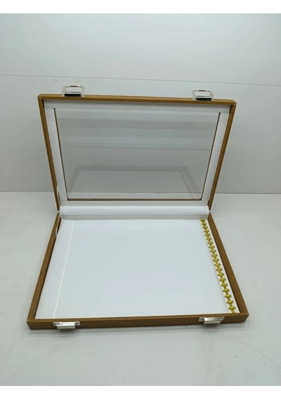 Cam Kapaklı Deri Kumaş Kahve-beyaz Renk 34 Cm / 24 Cm Tırnaklı Kolye Sergileme Standı