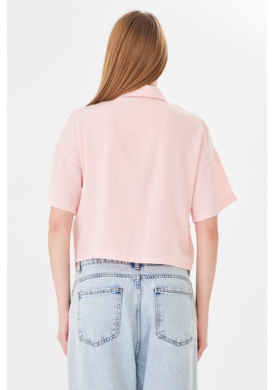 Sortie Collection Polo Yaka Yazı Baskılı Cep Detaylı Crop Bluz Pudra