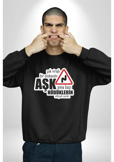 Çok Virajlı Bir Otabandır Aşk, Ama Bazı Hödüklerin Ehliyeti Vardır Yazılı Kadın Erkek Siyah Sweatshirt Siyah