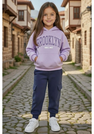 Riccotarz Kız Çocuk Göğsünde Brooklyn Yazı Baskılı Ve Kanguru Cepli 3 İplik Lila Eşofman Takım Lila Riccotarz Kız Çocuk Göğsünde Brooklyn Yazı Baskılı Ve Kanguru Cepli 3 İplik Lila Eşofman Takım Lila