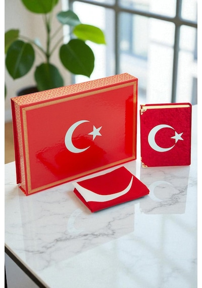 Türk Bayraklı Kutulu Ay Yıldızlı Kadife Kaplı Kuranı Kerim Türk Bayrağı Hediye Seti