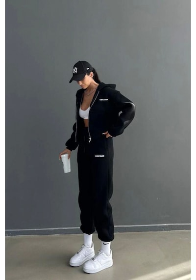 Josette Wrst Kışlık Hırka Eşofman Altı Alt Üst Takım - Siyah Baskılı Fermuarlı Oversize Kapüşonlu Siyah Josette Wrst Kışlık Hırka Eşofman Altı Alt Üst Takım - Siyah Baskılı Fermuarlı Oversize Kapüşonlu Siyah