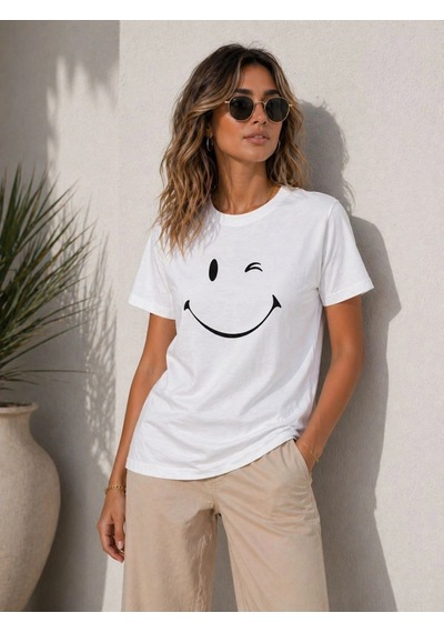 Novalisse Kadın Minimal Gülümseyen Yüz Baskılı Tişört Kısa Kol Yazlık T-shirt - Beyaz Çoklu Renk Novalisse Kadın Minimal Gülümseyen Yüz Baskılı Tişört Kısa Kol Yazlık T-shirt - Beyaz Çoklu Renk