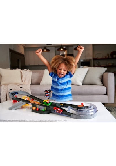 Disney Cars Piston Kupası Yarış Seti HPD81