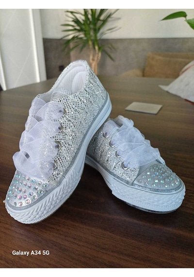 Scarpe Magiche Kız Çocuğu Gümüş Renkli Bağcıklı Ayakkabı 31-35 Numara Arası Işıksızdır Gümüş Scarpe Magiche Kız Çocuğu Gümüş Renkli Bağcıklı Ayakkabı 31-35 Numara Arası Işıksızdır Gümüş