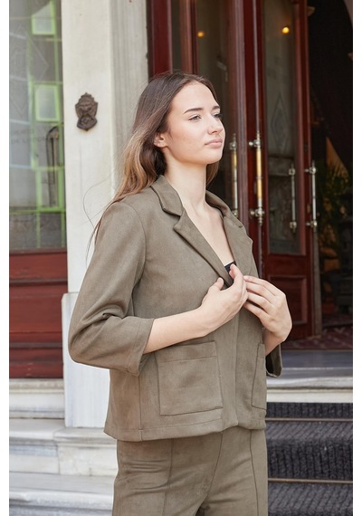 Kadın Yakalı Rahat Kesim Uzun Kol Hafif Likralı Süet Kumaş Düğmeli Cepli Blazer Ceket-haki Haki Kadın Yakalı Rahat Kesim Uzun Kol Hafif Likralı Süet Kumaş Düğmeli Cepli Blazer Ceket-haki Haki