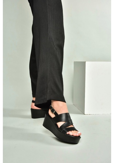 Fox Shoes U555750203 Siyah Hakiki Deri Dolgu Topuklu Kadın Ayakkabı Siyah-hakiki Deri