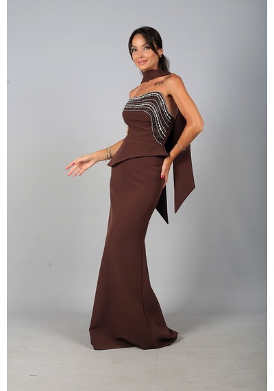 By Saygı Kadın Asimetrik Straplez Yaka Astarlı Önü Taşlı Peplum Detaylı Krep Uzun Elbise Kahverengi By Saygı Kadın Asimetrik Straplez Yaka Astarlı Önü Taşlı Peplum Detaylı Krep Uzun Elbise Kahverengi