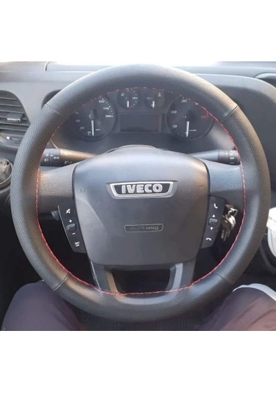 Dikişli Direksiyon Kılıfı Siyah / Nokta Deri Kırmızı Dikişli Iveco Daily Fotodaki Direksiyon Siyah