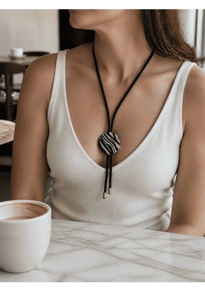 Unisex Zebra Desenli Bolo Kolye - Siyah Örgü Kordonlu Yuvarlak Madalyon Kolye