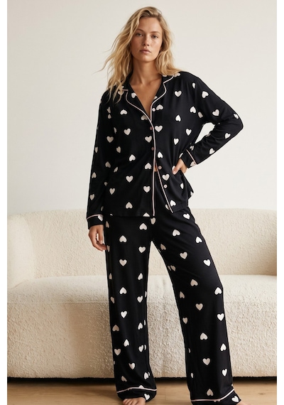 Siyah İnci Düğmeli Biyeli Oversize Pamuklu Örme Pijama Takım 8071 Siyah Beyaz Kalp Siyah İnci Düğmeli Biyeli Oversize Pamuklu Örme Pijama Takım 8071 Siyah Beyaz Kalp
