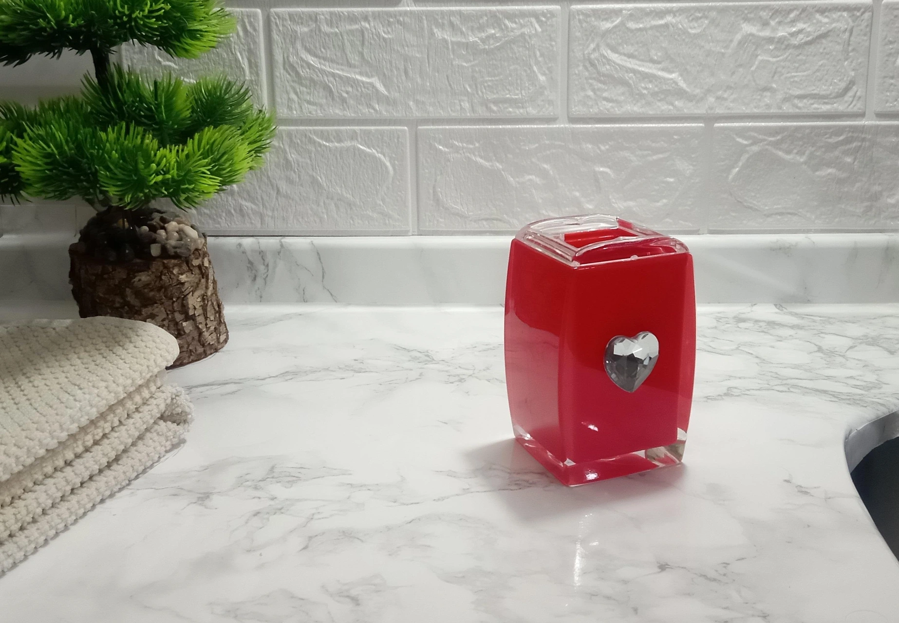 2 Adet Diş Fırçalık Kristal Taşlı Kırmızı Kalpli Akrilik 6x6x11cm Banyo Seti Çok Renkli